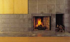 Beautiful contrast of wood and stone to bring out the modernity of this fireplace design